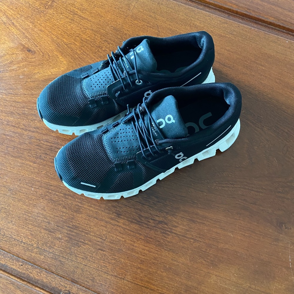 On Cloud 5 running shoe size 7 black